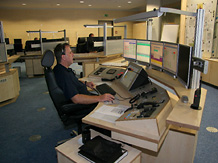 Mehrere mit sechs Monitoren und Kommunikations-Einrichtungen ausgestattete Arbeitspltze in der Rettungsleitstelle