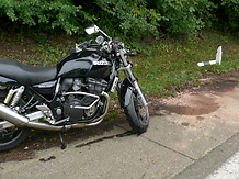 Das Motorrad neben dem zerstrten Leitpfosten an der Unfallstelle
