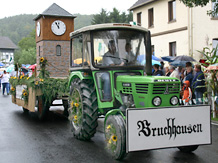 Motivwagen aus Bruchhausen mit einem Uhrturm