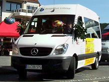 Der weie Kleinbus des 'Brgerbus Lohmar e.V.' auf dem Frouardplatz in Lohmar