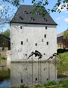 Die fnf Sirenen-Darstellungen vor der 'Burg Overbach'
